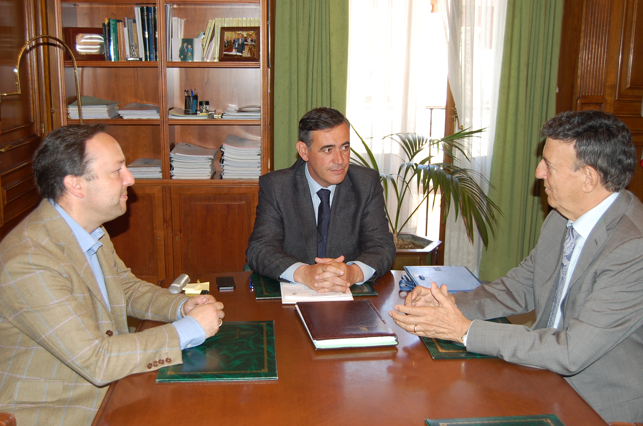 EL PRESIDENTE DE LA DIPUTACIÓN SE REÚNE CON REPRESENTANTES DE LA EMPRESA 